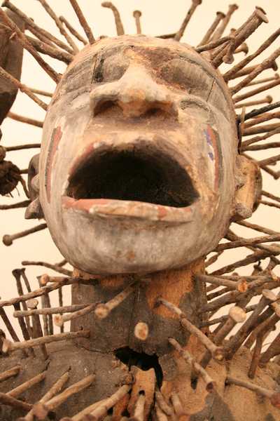 Kongo.(Nkonde), d`afrique : Rép.démoncratique du Congo., statuette Kongo.(Nkonde), masque ancien africain Kongo.(Nkonde), art du Rép.démoncratique du Congo. - Art Africain, collection privées Belgique. Statue africaine de la tribu des Kongo.(Nkonde), provenant du Rép.démoncratique du Congo., 1265/4653.Très vieux fétiche à clous H.77cm.
appelé Nkondi.Les Nkondi étaient porteur d